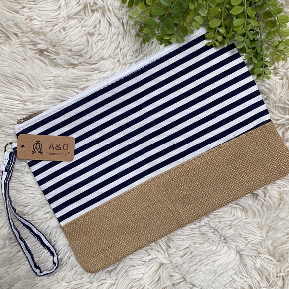 🎉HP🎉 A & O International Striped Wristlet 💗 White Navy & Tan - Picture 2 of 15